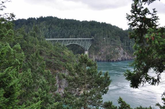Ponte que atravessa o Deception Pass, no estado de Washington, oeste dos Estados Unidos